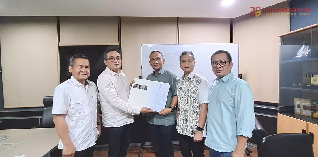 Hurmin dan Gerry ketika menerima surat rekomendasi dukungan dari PKB. FOTO/IST